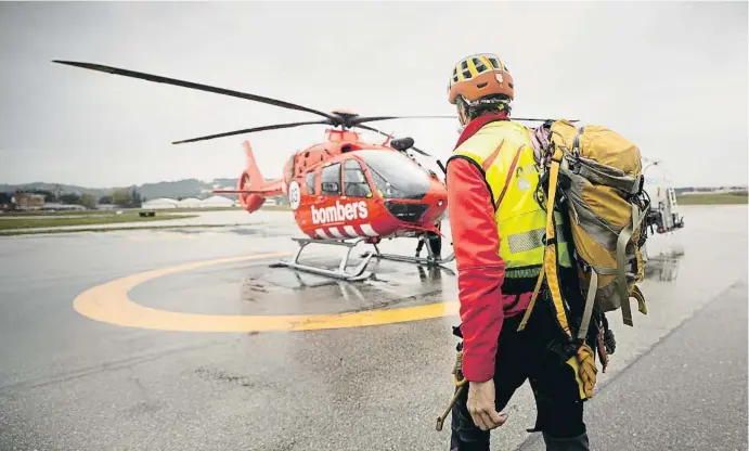  ?? Mn
UEL GONZÁLEZ / S OO ING ?? El nou helicòpter dels Bombers de la Generalita­t preparat per volar a l’aeroport de Sabadell