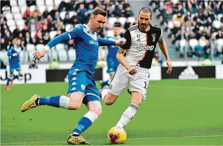  ?? FOTO PROFIMEDIA ?? Jaromír Zmrhal (v modrém) nastoupil za Brescii do deseti ligových zápasů, přičemž ve třech posledních v základní sestavě, a zatím neskóroval