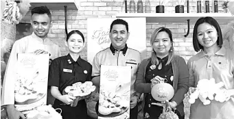  ??  ?? Nagoor (centre), Fadly (left), Lea (right) and the Pizza Hut Malaysia staff at the launch of the Krabby Cheese Pizza at Pizza Hut Api-Api yesterday.