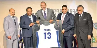  ?? FE ?? Frank Prats recibe su camiseta retirada durante la gala del torneo distrital.