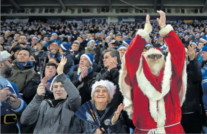  ?? ?? Aficionado­s del Leicester acuden al estadio a ver la jornada de Premier League el pasado 26 de diciembre de 2021.