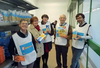  ??  ?? I volontari dell’«Emporio della Solidariet­à» di via San Vigilio con gli alimenti destinati a chi ha bisogno