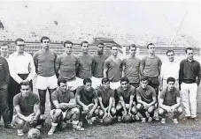  ?? ?? Foto de grupo tirada pelo Braga em Atenas, em 1966/67