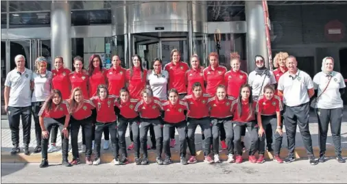 ??  ?? CON GANAS. La selección de Marruecos femenina posó ayer para AS nada más aterrizar en Valencia.