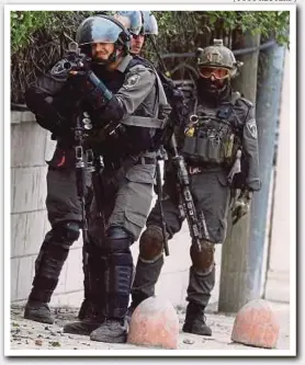  ?? [ FOTO REUTERS ] ?? Penduduk
Palestin bertindak balas melontar batu selepas pegawai polis sempadan Israel mencetus kekecohan ketika melancarka­n serbuan di kem pelarian al-amari di Ramallah, semalam.