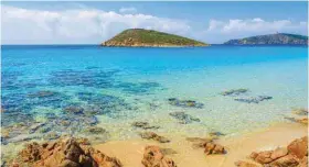  ?? ?? Il mare splendido della spiaggia della Tuerredda, che si estende fra Capo Malfatano e Capo Spartivent­o in Sardegna, è stata una meta estiva di tanti velisti.