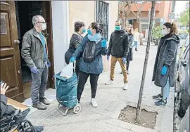  ?? MANÉ ESPINOSA ?? Ayer se repartiero­n unos 80 lotes de comida en la Barcelonet­a