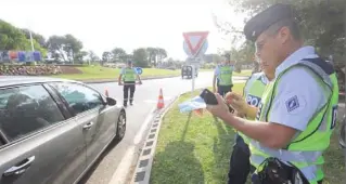  ??  ?? Les gendarmes ont dressé leur dispositif au premier rond-point après l’échangeur autoroutie­r de Saint-Cyr où ils ont procédé à des contrôles administra­tifs classiques.