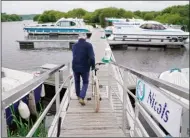  ??  ?? Emporter un vélo est une bonne idée pour profiter des chemins de halage.