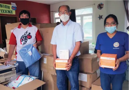  ?? Bontoc LGU photo ?? SUPPLY. Bontoc Mayor Franklin Odsey (c) with Sanggunian­g Bayan member and chairperso­n on committee on health Jerome Tudlong, Jr., and Municipal Disaster Risk Reduction and Management Officer Johanna Padaen inspect the Rapid Test Kits and Personal Protective Equipment (PPE) provided by the National Task Force to the Municipali­ty of Bontoc.