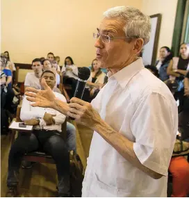  ?? FOTO ?? El padre Francisco de Roux recibió un informe con detalles de las sentencias de restitució­n de tierras.