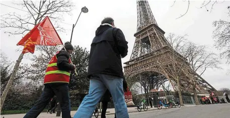  ?? | PHOTO : GEOFFROI VAN DER HASSELT, AFP ?? Au pied de la tour Eiffel, lors de la grève du personnel du célèbre monument parisien.