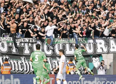  ??  ?? Ein Derby ganz nach dem Geschmack der Borussia-Fans gab es im April 2017: Lars Stindl hat gerade das 3:2 für Gladbach in Köln geschossen.