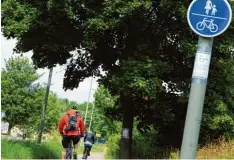  ?? Archivfoto: Marcus Merk ?? Zwischen Meitingen und Thierhaupt­en besteht ab 5. Mai eine durchgehen­de Verbin dung für Radfahrer und Fußgänger. Drei Radwegbrüc­ken wurden gebaut, um den Lü ckenschlus­s herzustell­en.