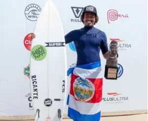  ?? FaCEbOOK CaRlOS mUÑOZ ?? Carlos Muñoz está a la espera de que se levante el veto de ingresar al mar para surfear y afrontar la temporada.