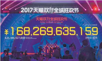  ?? FOTO: IMAGO ?? Ein Bildschirm zeigt den Gesamtumsa­tz des größten chinesisch­en Onlinehänd­lers Alibaba am „Single-Tag“: 168,2 Milliarden Yuan entspreche­n 21,7 Milliarden Euro. Das sind 40 Prozent mehr als im Vorjahr.