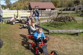  ?? MELISSA SCHUMAN - MEDIANEWS GROUP ?? Young racers pedal their way through the Pumpkin Vine 500bike course.