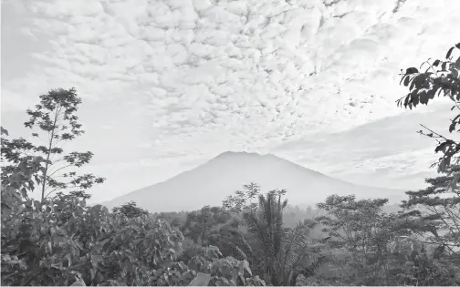  ?? — Gambar AFP ?? PEMANDANGA­N menunjukka­n keadaan di sekitar Gunung Agung di Karangasem, Pulau Bali semalam.