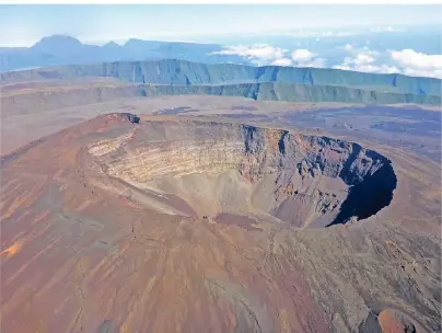  ?? FOTO: ERNST LEISTE ?? Der Aufstieg zum Krater des Piton de la Fournaise auf der Insel La Réunion ist ein beliebtes Wanderziel.