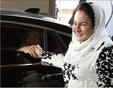  ??  ?? Holding up: Rosmah and Najib holding hands at the Sessions Court in Kuala Lumpur.