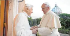  ?? FOTO: AFP ?? Mit seinem Amtsnachfo­lger im Vatikan.