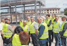  ?? FOTO: KATJA MIELCAREK ?? Mitglieder des Umwelt- und des Verkehrsau­sschusses des Landtags schauten sich auf Einladung des Unternehme­ns die Daimler-Baustelle – hier den Bereich der Zentralwer­kstatt – an.