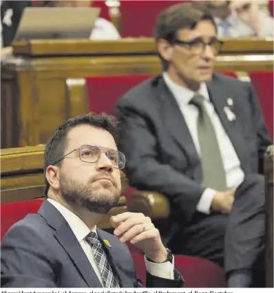  ?? Ferran Nadeu ?? El president Aragonès i, al darrere, el socialista Salvador Illa, al Parlament, el dia 19 d’octubre.