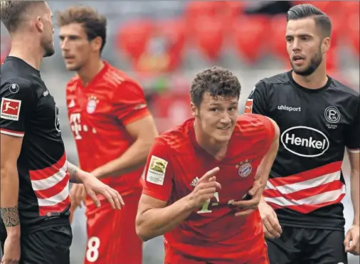  ??  ?? El francés Benjamin Pavard celebra su gol, el segundo del Bayern en la goleada de ayer ante el Fortuna Dusseldorf en Múnich.