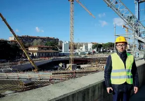  ??  ?? Il sopralluog­o del deputato Cinquestel­le Alfonso Bonafede nel cantiere Foster