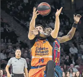  ?? FOTO: ACB PHOTO ?? Dubljevic y Eric pelean por un balón en el duelo entre ambos en fase regular