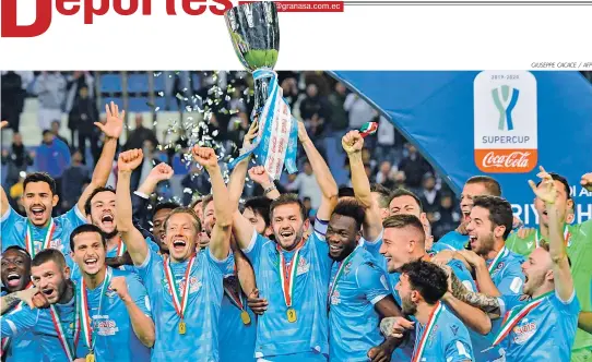  ?? GIUSEPPE CACACE / AFP ?? Campeones. Felipe Caicedo (c) festeja con sus compañeros del Lazio tras ganar la Supercopa de Italia. Es el tercer título que consigue el delantero ecuatorian­o desde su arribo al cuadro romano, a mediados del año 2017.