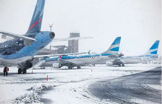  ?? AA2000 ?? SAN CARLOS DE BARILOCHE.– Durante 40 horas nevó de manera constante y la ciudad colapsó. De hecho, la mitad de los hogares quedó sin luz y se interrumpi­ó la circulació­n en las rutas. Y, desde anteayer, unos 80 vuelos que debían salir desde el...