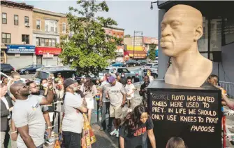  ??  ?? Manifestan­tes acudieron
AFP y EFE a ver el busto de George Floyd en Nueva York