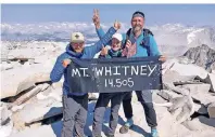  ?? FOTO: UTE WESSELS ?? Eugen (rechts) sowie Alex und Melanie haben den Gipfel des Mount Whitney (4421 Meter) in der Sierra Nevada erreicht.