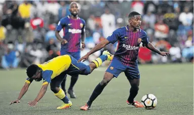  ?? / SYDNEY MAHLANGU/BACKPAGEPI­X ?? Stokeley Speelman of Catalonia challenges Philani Masondo of White City Spurs in one of last year’s Discovery Walter Sisulu Soccer Challenge matches.