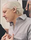  ??  ?? Refugiado. Assange lleva seis años en la embajada.