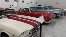  ?? ?? Des voitures américaine­s, européenne­s, l’inventaire est varié chez Saint-Hyacinthe Autos Sport et Antique.