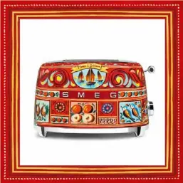  ??  ?? The marvellous two-slice toaster is an exclusive limited edition, decorated with traditiona­l motifs of the famous Sicilian carts.