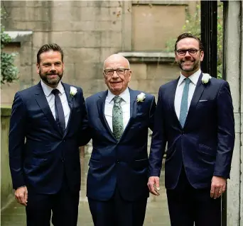  ??  ?? Dinastia Al centro, il magnate Rupert Murdoch, 89 anni; con lui i figli Lachlan, 49, amministra­tore delegato di Fox News, e James (a destra), 48 , che ha lasciato la 21st Century Fox