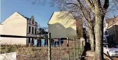  ?? RP-FOTO: CHRISTOPH SCHMIDT ?? Rechts die vier Straßenbäu­me, die gefällt werden müssen. Links der Bauplatz: Ein Teil der Gebäude ist schon abgerissen worden.