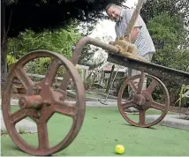  ?? BEJON HASWELL/STUFF ?? Shearer’s Quarters owner Carl Black practises his putting ahead of a mini golf tournament he is organising with the Muka Mini Golf on February 8.