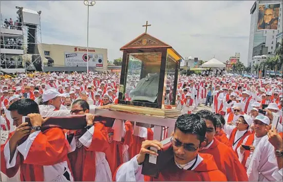  ?? OSCAR RIVERA / EFE ?? Relíquies. Uns acòlits porten les relíquies de monsenyor Romero durant la beatificac­ió, a San Salvador, a la qual van assistir almenys 250.000 persones
