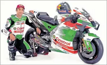  ?? ?? Johann Zarco posa con la Honda del equipo LCR, decorada con los colores de Castrol.