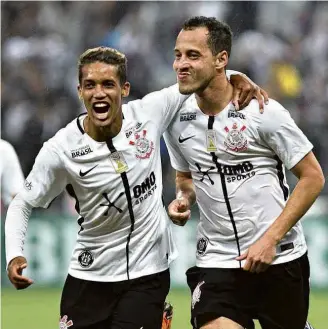  ?? Daniel Vorley/Agif/Folhapress ?? Rodriguinh­o (à dir.) comemora com Pedrinho seu segundo gol no jogo deste domingo (15)
