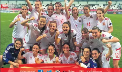  ??  ?? PLETÓRICAS. La Sub-19 de Pedro López celebra el pase a la semifinal del Europeo tras golear a Suiza en Myjava, Eslovaquia.