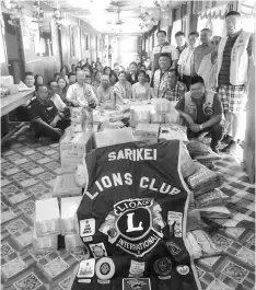  ??  ?? Ling (standing far left) and others before distributi­ng the Gawai goodies.