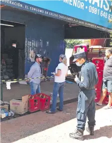  ??  ?? La fiscala Rosalba Enciso, acompañada de agentes policiales, verifica un establecim­iento comercial en J. Augusto Saldívar.