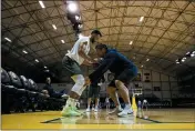  ?? RANDY VAZQUEZ — BAY AREA NEWS GROUP ?? Warriors point guard Stephen Curry, left, does an exercise while at practice at Kaiser Permanente Arena in Santa Cruz on Monday.