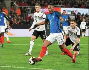  ??  ?? Martial a dribblé les Allemands avant de délivrer une offrande à Lacazette.