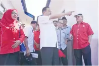  ??  ?? ISMAIL (tengah) turut melawat kawasan perumahan pembinaan PPRT berkenaan.